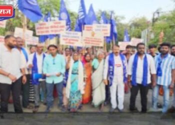 महार वतनाच्या जमिनीवरील अन्यायाविरोधात रिपब्लिकन पक्षाचा जिल्हाधिकारी कार्यालयासमोर आंदोलन