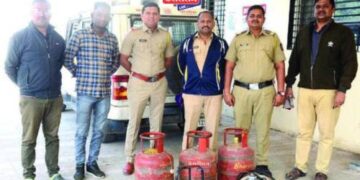 अवैध गॅस रिफिलिंग : घरगुती वापराचे ३ सिलिंडर जप्त