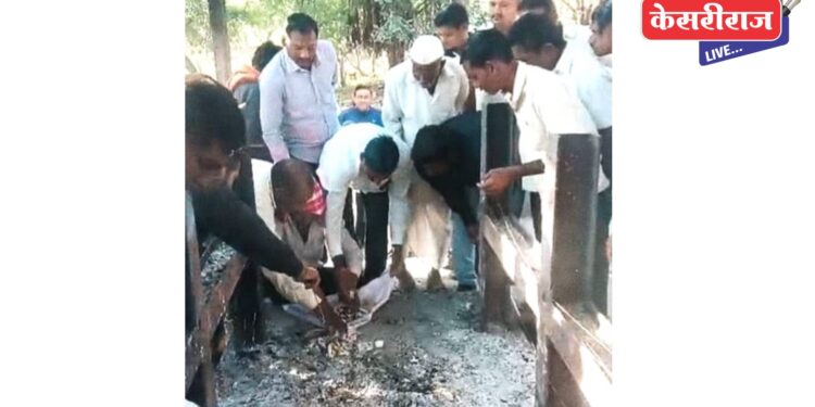 अरे देवा… अंत्यसंस्कार झालेल्या महिलेच्या अस्थि आणि दागिन्यांची चोरी