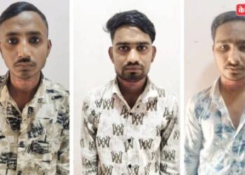 बसमध्ये चढताना प्रवाशाचे खिसे कापणारे तिघे अटकेत, १५ हजारांचा मुद्देमाल जप्त