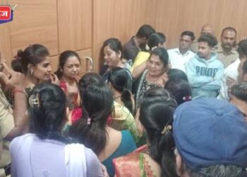 भाजपात अपेक्षित बंड होणार का थंड ? निष्ठावंत कार्यकर्त्यांची समजूत काढण्याचे नेत्यांचे प्रयत्न सुरू