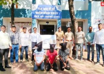 दुचाकीच्या डिक्कीतून चोरी करणारे त्रिकूट मुद्देमालासह जेरबंद