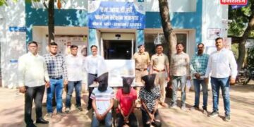 दुचाकीच्या डिक्कीतून चोरी करणारे त्रिकूट मुद्देमालासह जेरबंद