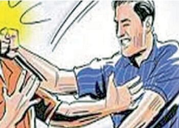 खळबळ, वाळू माफियांकडून तलाठ्यावर ‘टॉमी’ने वार करून जीवे मारण्याचा प्रयत्न, तिघांवर गुन्हा दाखल !