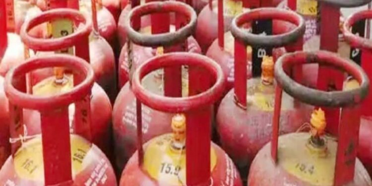 बेकायदेशीर गॅस सिलेंडर साठा उघडकीस, ३४ हजारांचा मुद्देमाल जप्त