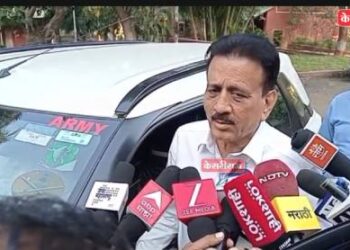 महायुती फिस्कटली : मंत्री गिरीश महाजन नाशिककडे रवाना, पालकमंत्री गुलाबराव पाटील बैठकीतून गेले उठून !