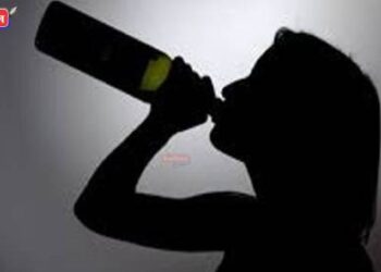 दारू पिऊन तरुण महिलेचा गोंधळ; गैरवर्तन केल्याप्रकरणी गुन्हा दाखल