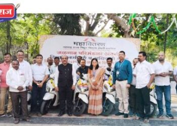 दिव्यांग कर्मचाऱ्यांना अनुकूलित वाहनांचे वाटप!