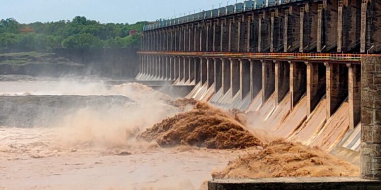 हतनूर धरणाच्या कालव्याची सुमारे ८ लाखांची माती लंपास