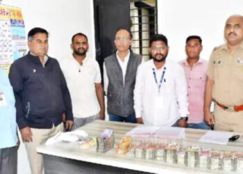 जळगावात कारमध्ये २९ लाखांची रोकड, ८० ग्रॅम सोने, ३ किलो चांदी जप्त