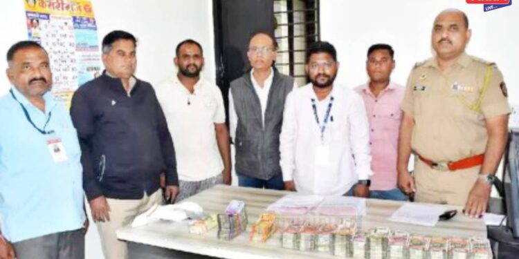 जळगावात कारमध्ये २९ लाखांची रोकड, ८० ग्रॅम सोने, ३ किलो चांदी जप्त