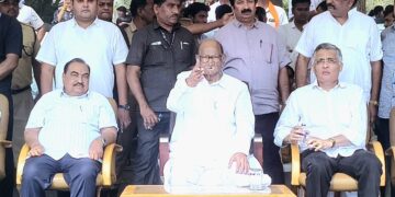 अस्थी संचयनाच्या विधिला उपस्थित राहून खडसेंनी केले सांत्वन