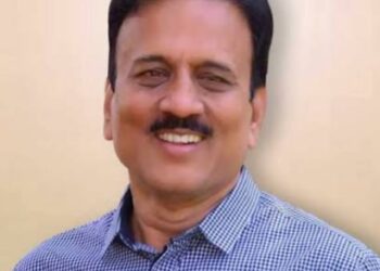 पुढाऱ्याच्या पुढे, गाढवाच्या मागे उभे राहू नये ; अन्यथा खूप पंचाईत होते..!