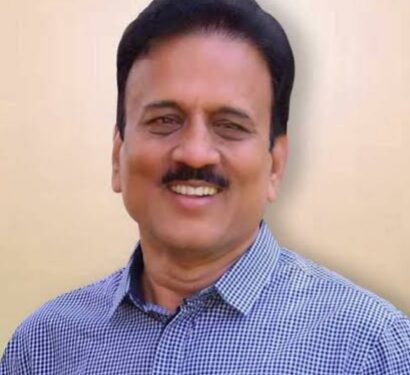 पुढाऱ्याच्या पुढे, गाढवाच्या मागे उभे राहू नये ; अन्यथा खूप पंचाईत होते..!