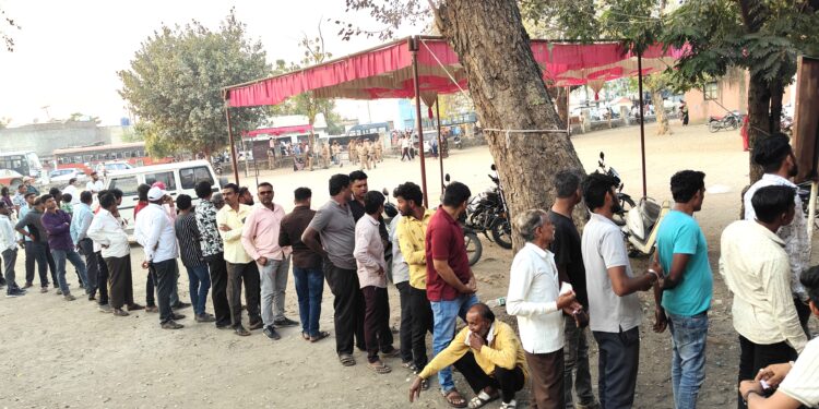 मतदारांचा पुन्हा निरुत्साह ; शहरात ५३.५९ टक्के मतदान..!