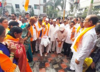 पिंप्राळ्यातील उमेदवारांचा नारळ फोडून शुभारंभ, शिवसेना ठाकरे गटाच्या ८ उमेदवारांना जिंकून देण्याचा नागरिकांचा निर्धार