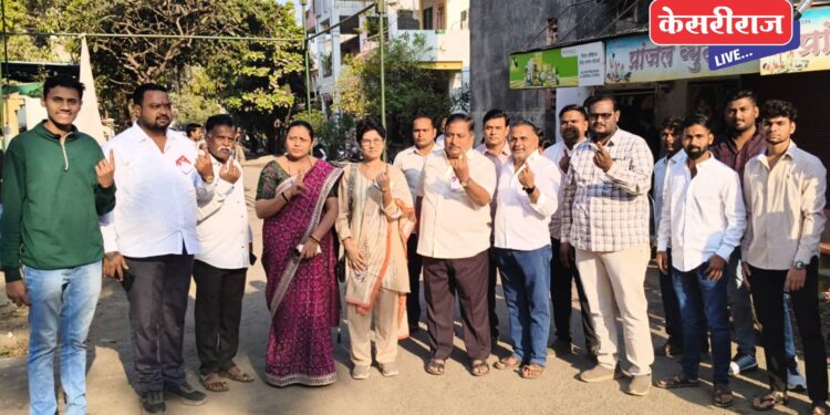 प्रभाग ७ च्या उमेदवारांनी बजावला मतदानाचा हक्क