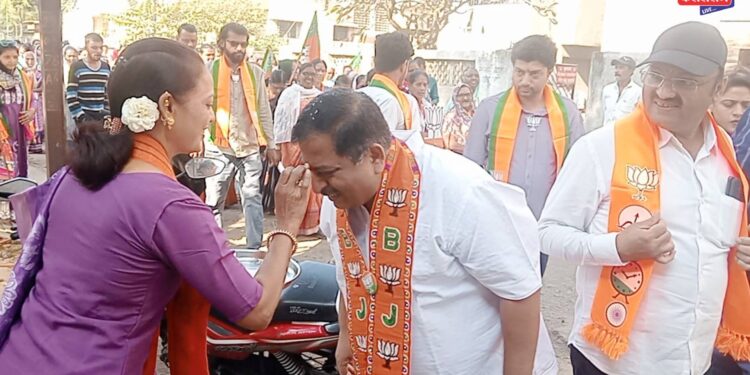 भरभरून आशीर्वाद घेऊन भावुक झाले उमेदवार, रिंगरोडकरांनी दिली पाठिंब्याची साद