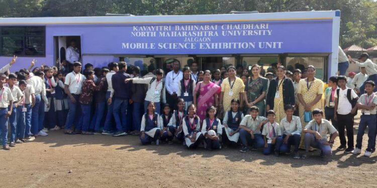 ‘फिरती विज्ञान प्रयोगशाळा’ उपक्रम ग्रामीण-आदिवासी विद्यार्थ्यांसाठी ज्ञानाचा नवा दालन