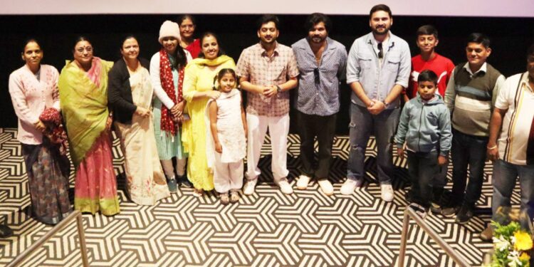 मनपा शाळेतील विद्यार्थ्यांनी लुटला ‘क्रांतिज्योती विद्यालय मराठी माध्यम’ चित्रपटाचा आनंद