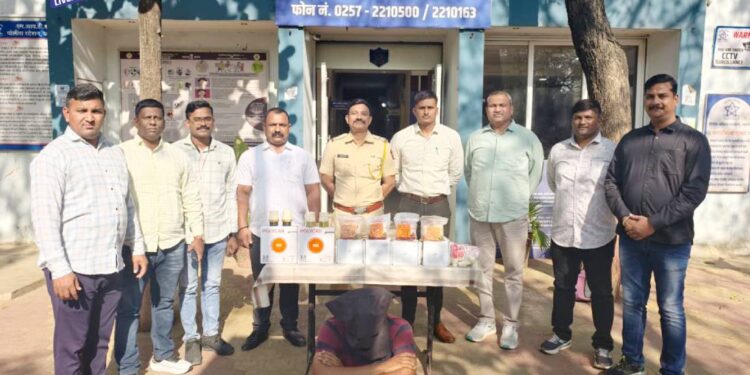 घरफोडी करणारे चोरटे पोलिसांच्या ताब्यात ; २८ हजारांचे साहित्य जप्त