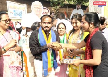  समता नगरमध्ये महिलांनी केले औक्षण :  पुष्प वर्षाव करून, हार घालून उमेदवारांचे नागरिकांकडून जल्लोषात स्वागत