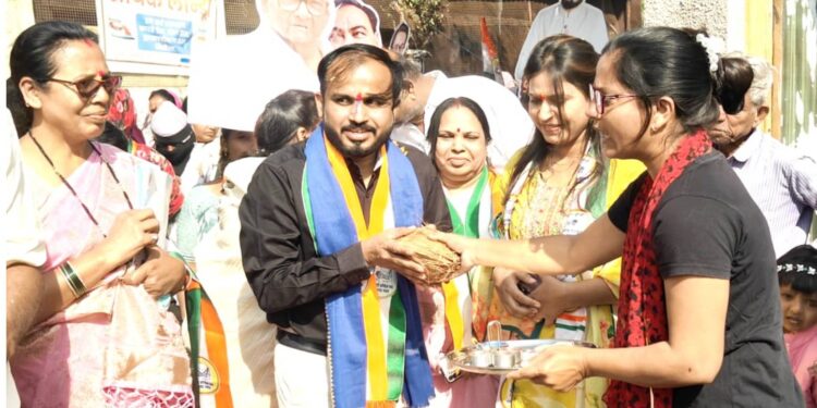  समता नगरमध्ये महिलांनी केले औक्षण :  पुष्प वर्षाव करून, हार घालून उमेदवारांचे नागरिकांकडून जल्लोषात स्वागत