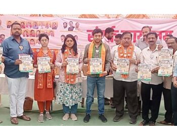 घरोघरी जाऊन नागरिकांना दिला “वचननामा”, उमेदवारांनी केले पुस्तकाचे प्रकाशन