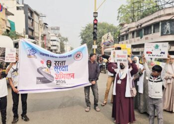 अपघात रोखण्यासाठी रस्त्यावर उतरली माणुसकी