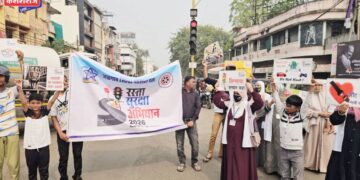 अपघात रोखण्यासाठी रस्त्यावर उतरली माणुसकी