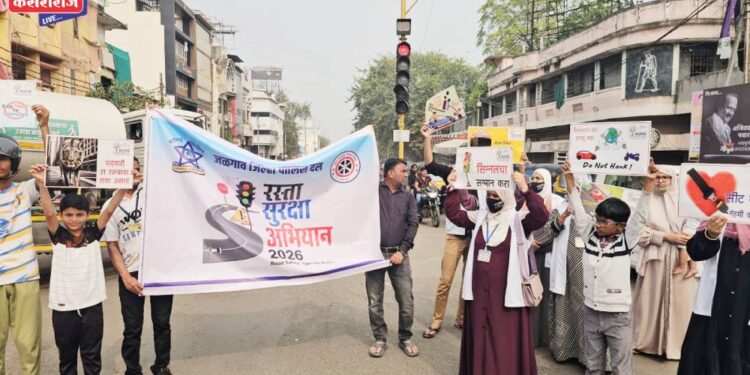 अपघात रोखण्यासाठी रस्त्यावर उतरली माणुसकी
