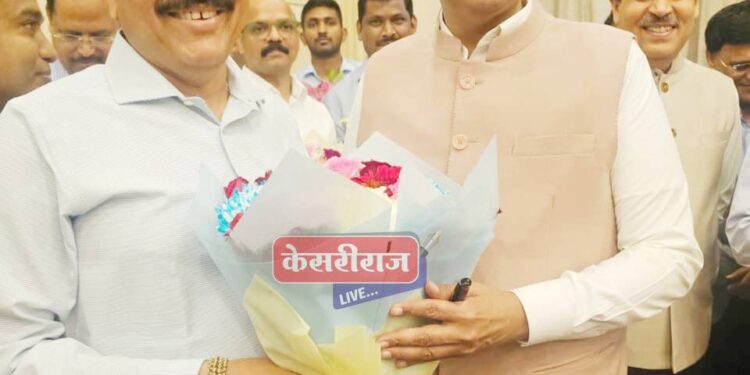 आमदार राजूमामा भोळेंच्या नेतृत्वाचे मुंबईत मुख्यमंत्र्यांकडून कौतुक