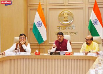 जळगावच्या विकासासाठी ३०० कोटींचा अतिरिक्त निधी द्या