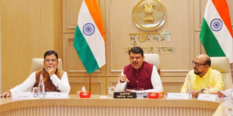 जळगावच्या विकासासाठी ३०० कोटींचा अतिरिक्त निधी द्या