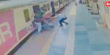 कुर्ल्यात धावत्या लोकलमधून पडणाऱ्या वृद्ध महिलेचा वाचवला जीव