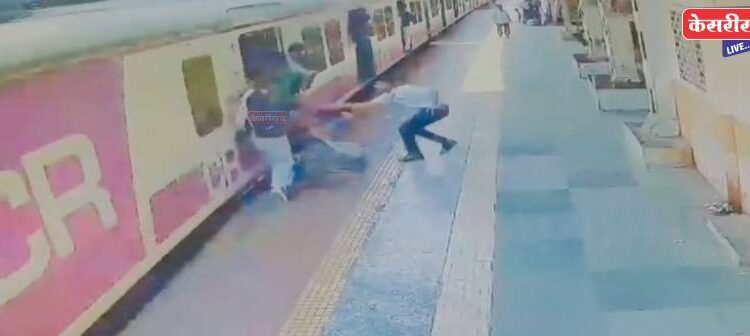 कुर्ल्यात धावत्या लोकलमधून पडणाऱ्या वृद्ध महिलेचा वाचवला जीव