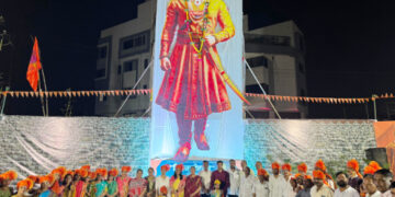 शिव कॉलनीत शिवजयंतीनिमित्त छत्रपती शिवाजी महाराजांच्या भव्य प्रतिकृतीचे पूजन