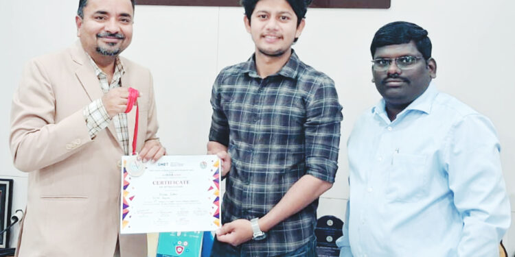 आंतरमहाविद्यालयीन नृत्य स्पर्धेत डॉ. निकेतन जाधवचे यश