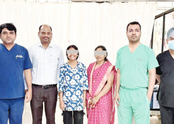 मोबाईलवर बोलतांना पडून मणक्याला गंभीर दुखापत चालणे झाले होते बंद