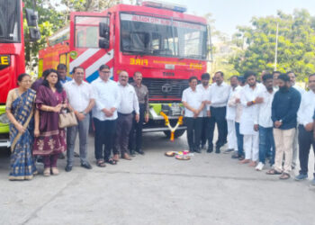 नवीन यंत्रसामग्रीचे लोकार्पण : महामार्गावरील वेस्ट मटेरियल उचलण्याच्या कामाला सुरुवात करून महापौरांनी केले अभिनव उद्घाटन