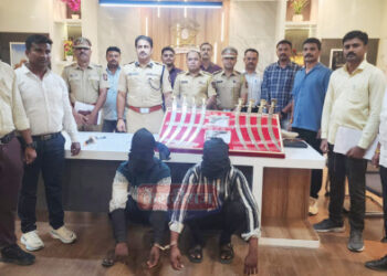 खूनाच्या गुन्ह्यातील फरार आरोपीला गावठी कट्टा, ८ तलवारींसह अटक