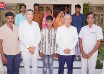 जीवरक्षक ओम पाटील याचा जैन इरिगेशनतर्फे सत्कार