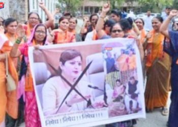 जळगावात भोंदू खरात बाबाचे पाय धुणाऱ्या रूपाली चाकणकरांविरुद्ध ठाकरे गट आक्रमक