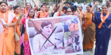 जळगावात भोंदू खरात बाबाचे पाय धुणाऱ्या रूपाली चाकणकरांविरुद्ध ठाकरे गट आक्रमक