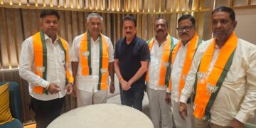 जळगाव बाजार समितीचे लकी टेलर सह ४ संचालक भाजपमध्ये