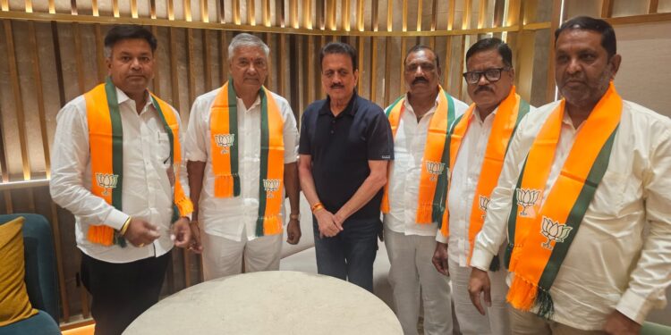 जळगाव बाजार समितीचे लकी टेलर सह ४ संचालक भाजपमध्ये