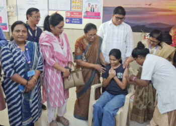 रेल्वे प्रवाशांनो सावधान ! चुकीची माहिती टाळण्यासाठी वापरा ‘ही’ अधिकृत अ‍ॅप्स..!