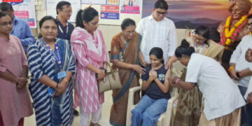 रेल्वे प्रवाशांनो सावधान ! चुकीची माहिती टाळण्यासाठी वापरा ‘ही’ अधिकृत अ‍ॅप्स..!