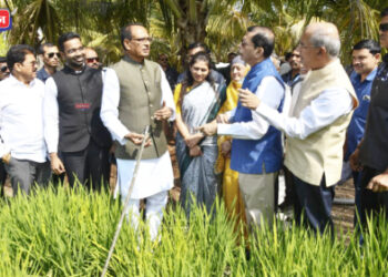 जळगावच्या जैन हिल्सला केंद्रीय कृषीमंत्र्यांची भेट