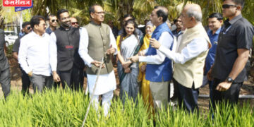 जळगावच्या जैन हिल्सला केंद्रीय कृषीमंत्र्यांची भेट